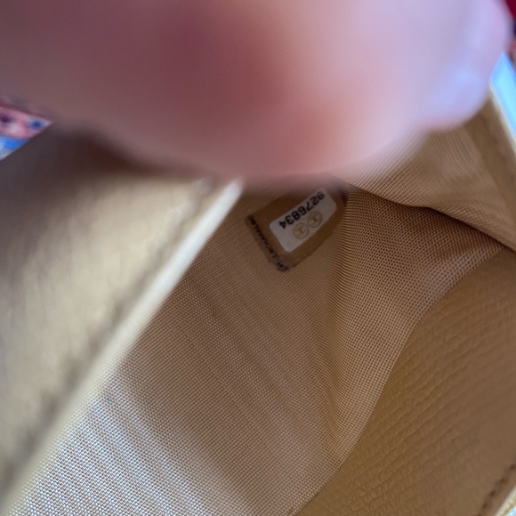 Authentic Chanel leather wallet. Excellent condition with absolutely no callouts - Picture 4 of 7